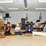 Børn spiller xylofoner i musiklokale